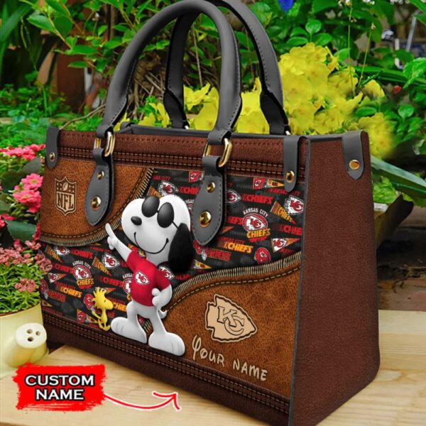 Custom Name NFL Kansas City Chiefs Snoopy Dog Leather Hand Bag