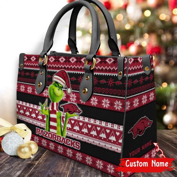 Custom Name NCAA Arkansas Razorbacks Grinch Christmas Women Leather Hand Bag